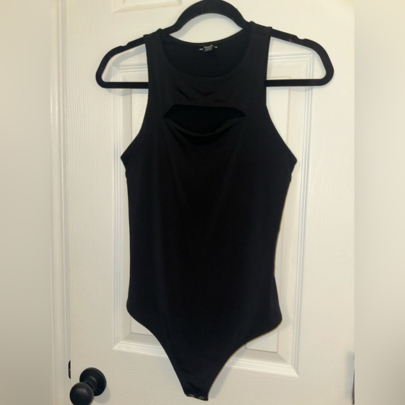 Body Contour Sleeveless High Neck Front Cutout Thong Bodysuit - Picture 11 of 12